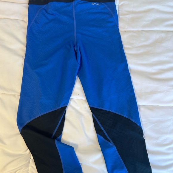 ☀️3/$25☀️ 2 Pairs of Nike Crop Dri-Fit Work Out Leggings, Size Medium - Picture 3 of 5